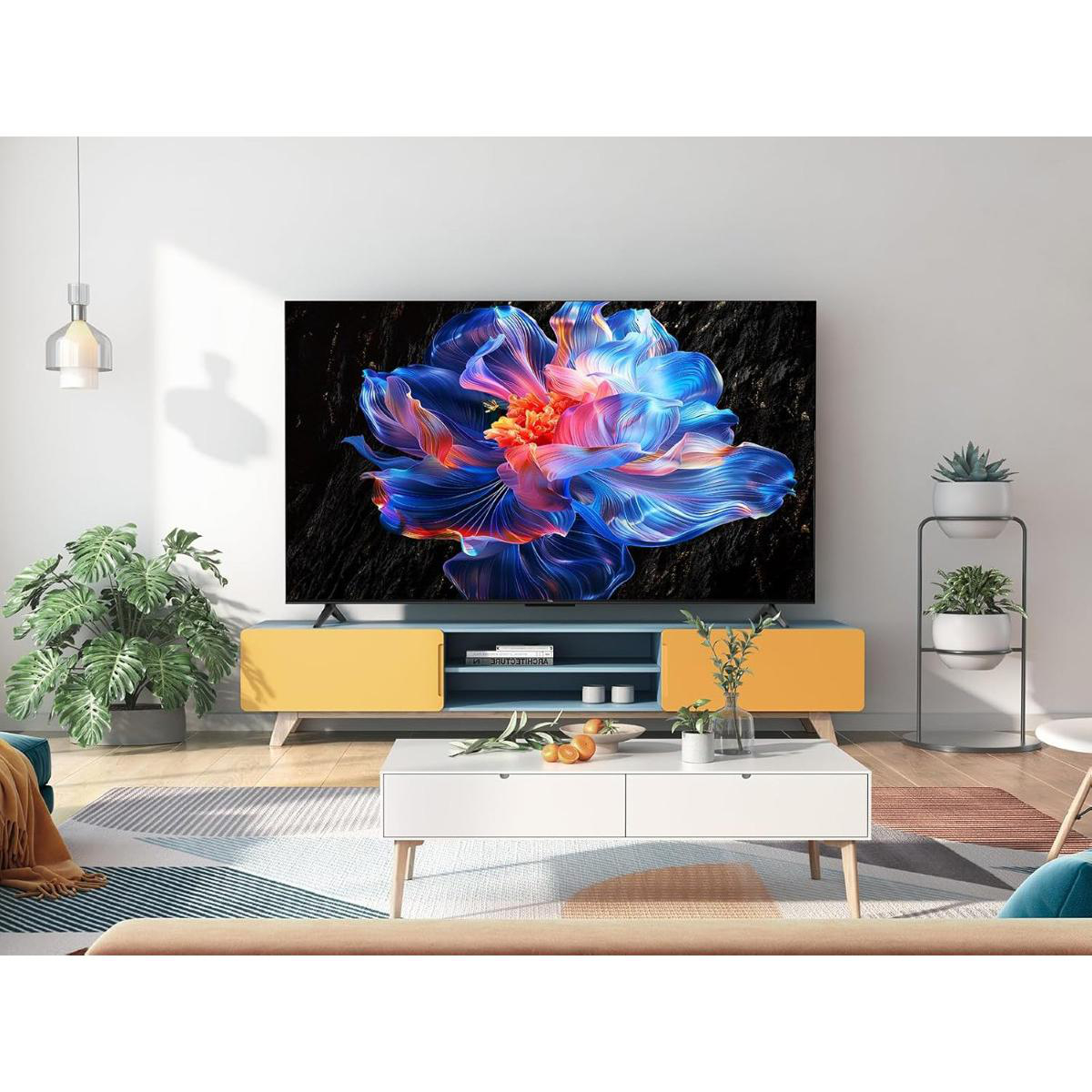 Ein Fernseher zeigt ein Blumenbild in einem Wohnzimmer, platziert auf einem gelb-blauen Schrank.