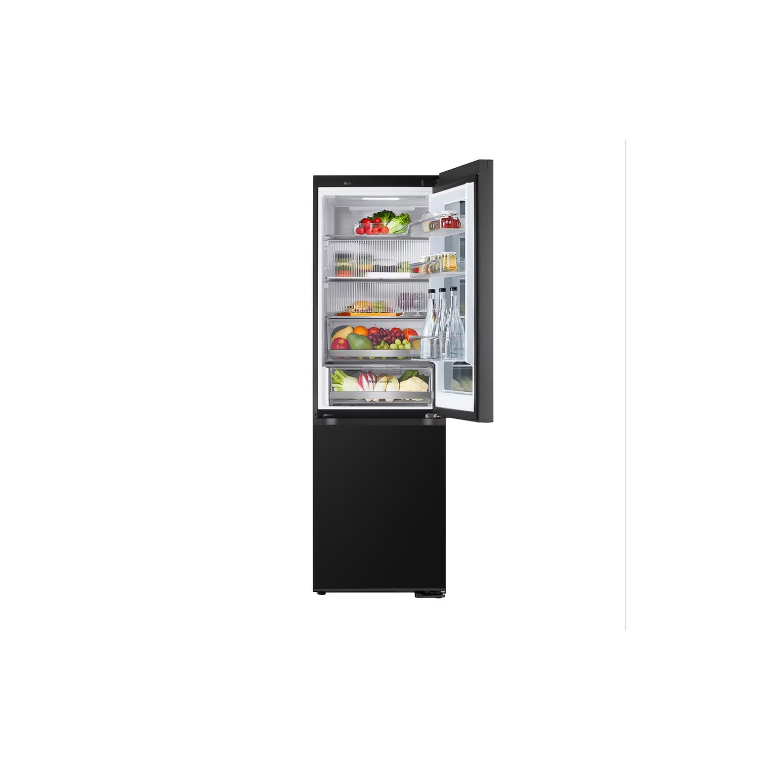 LG koelkast, zwart, met de deur open, toont de binnenkant, tegen een witte achtergrond.