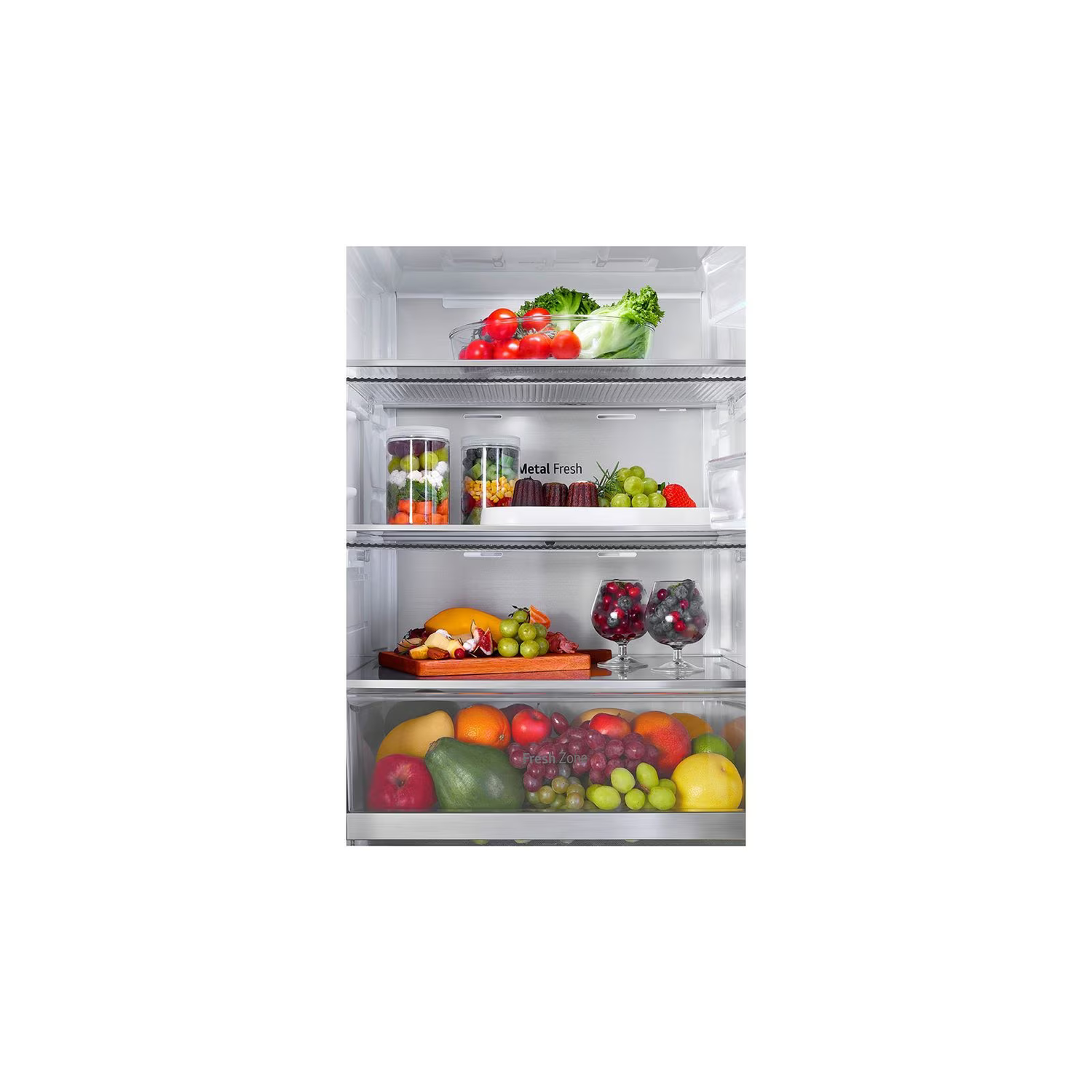 Koelkastinterieur met fruit en groenten, verschillende planken met voedsel.