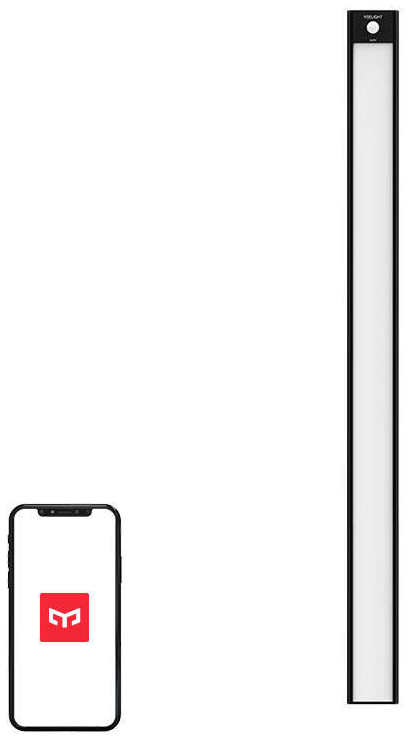 Fekete Yeelight lámpa és piros logós telefon fehér háttérrel. A lámpa hosszú és vékony.