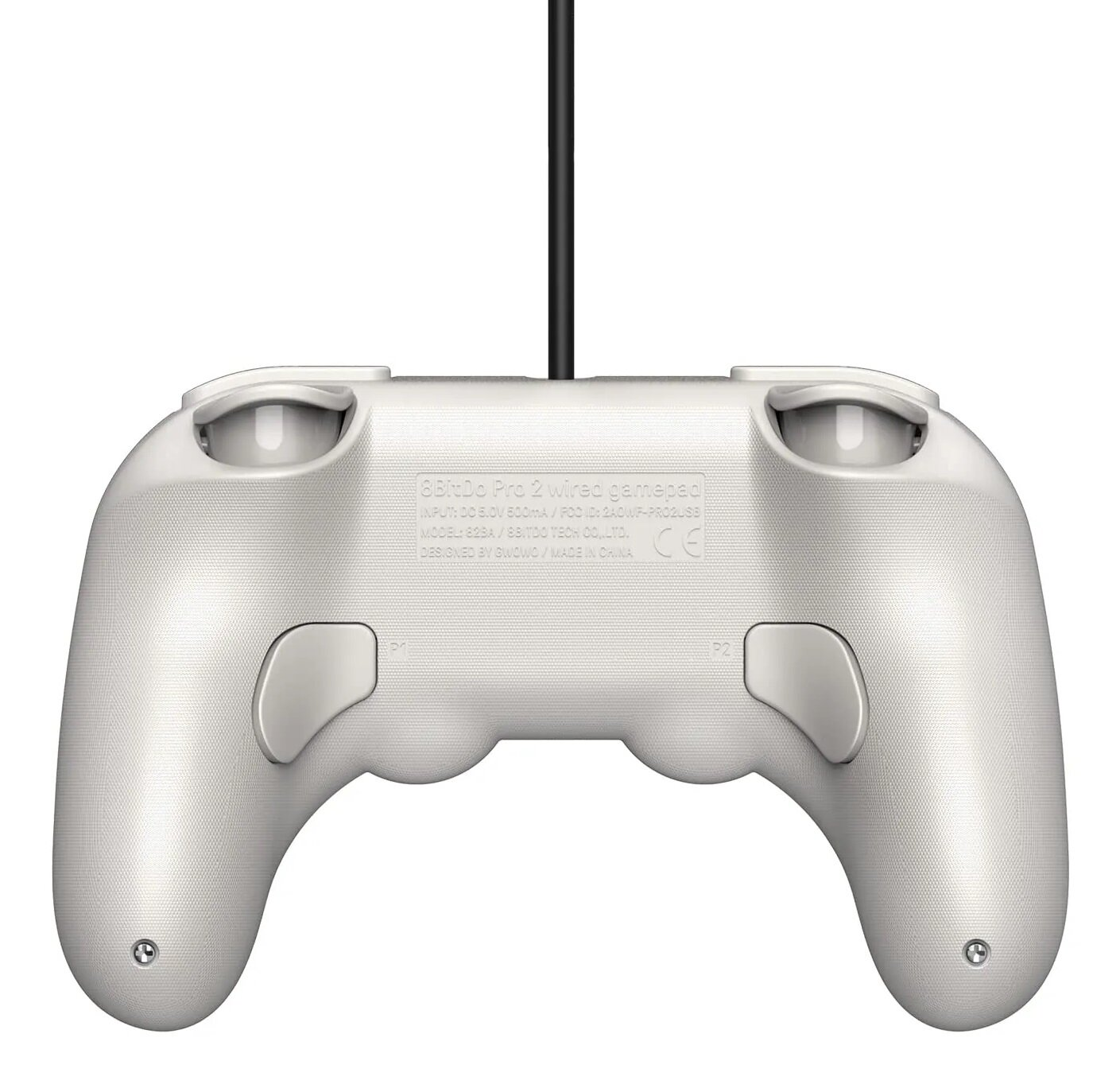 Biały gamepad. Ma kabel i dwa joysticki. Przyciski są bordowe. Powierzchnia jest teksturowana.