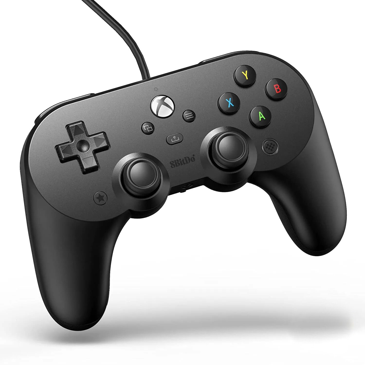 Czarny kontroler Xbox z przyciskami i joystickami. Dołączony kabel. Białe tło.