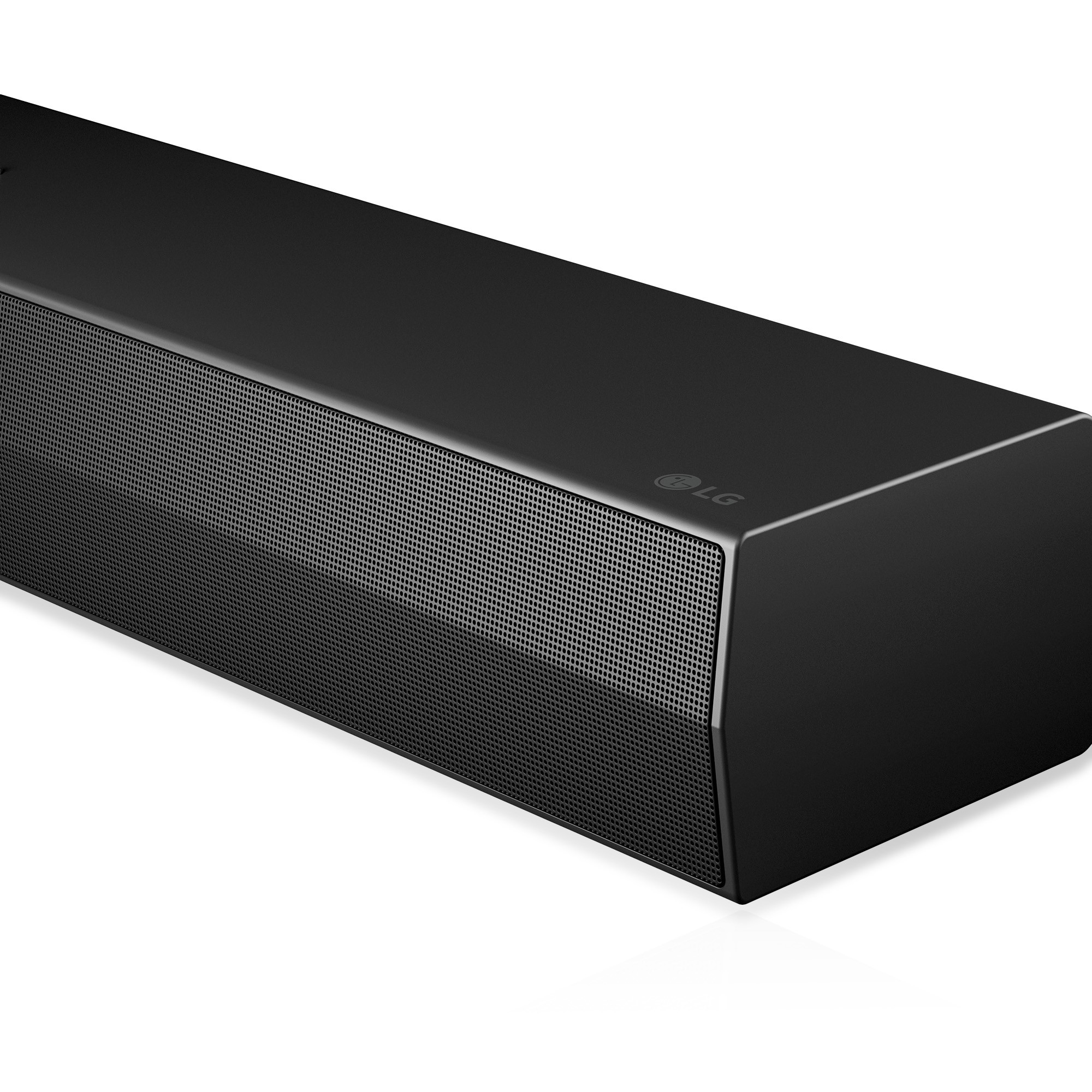 Primer plano de la esquina de una barra de sonido negra. El frente tiene una rejilla.