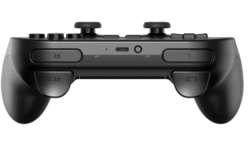 Widok od spodu czarnego gamepada 8BitDo Pro 2. Pokazuje przyciski L, R, port USB i przyciski na dole.