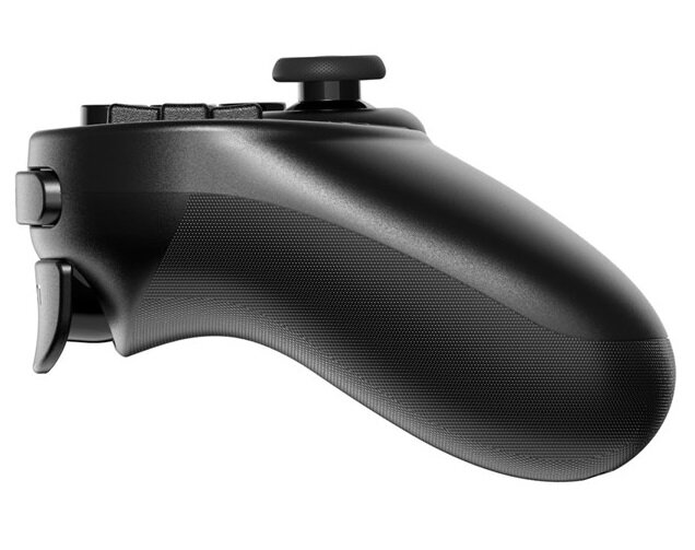 Widok z profilu czarnego gamepada 8BitDo Pro 2. Ukazuje boczną perspektywę przycisków i uchwytu.