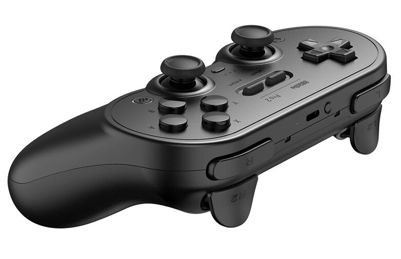 Widok pod kątem czarnego gamepada 8BitDo Pro 2. Ukazuje gamepad z pochylonej perspektywy.