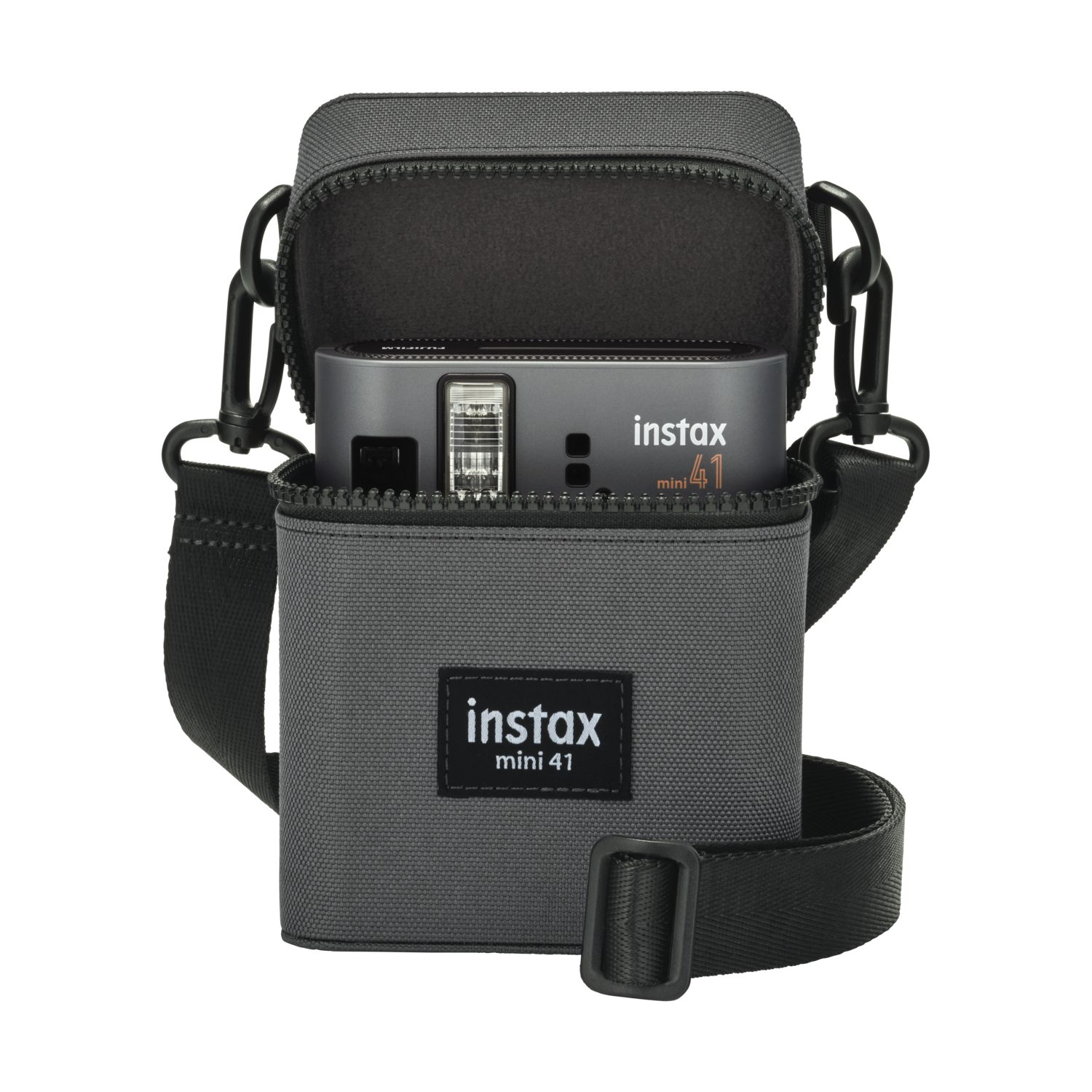 Een Instax Mini 41 camera zit in een grijze hoes met een zwarte riem. De hoes is open.