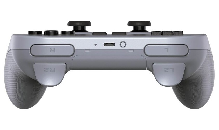 Widok od spodu jasnoszarego gamepada 8BitDo Pro 2. Pokazuje przyciski L, R, port USB i przyciski na dole.