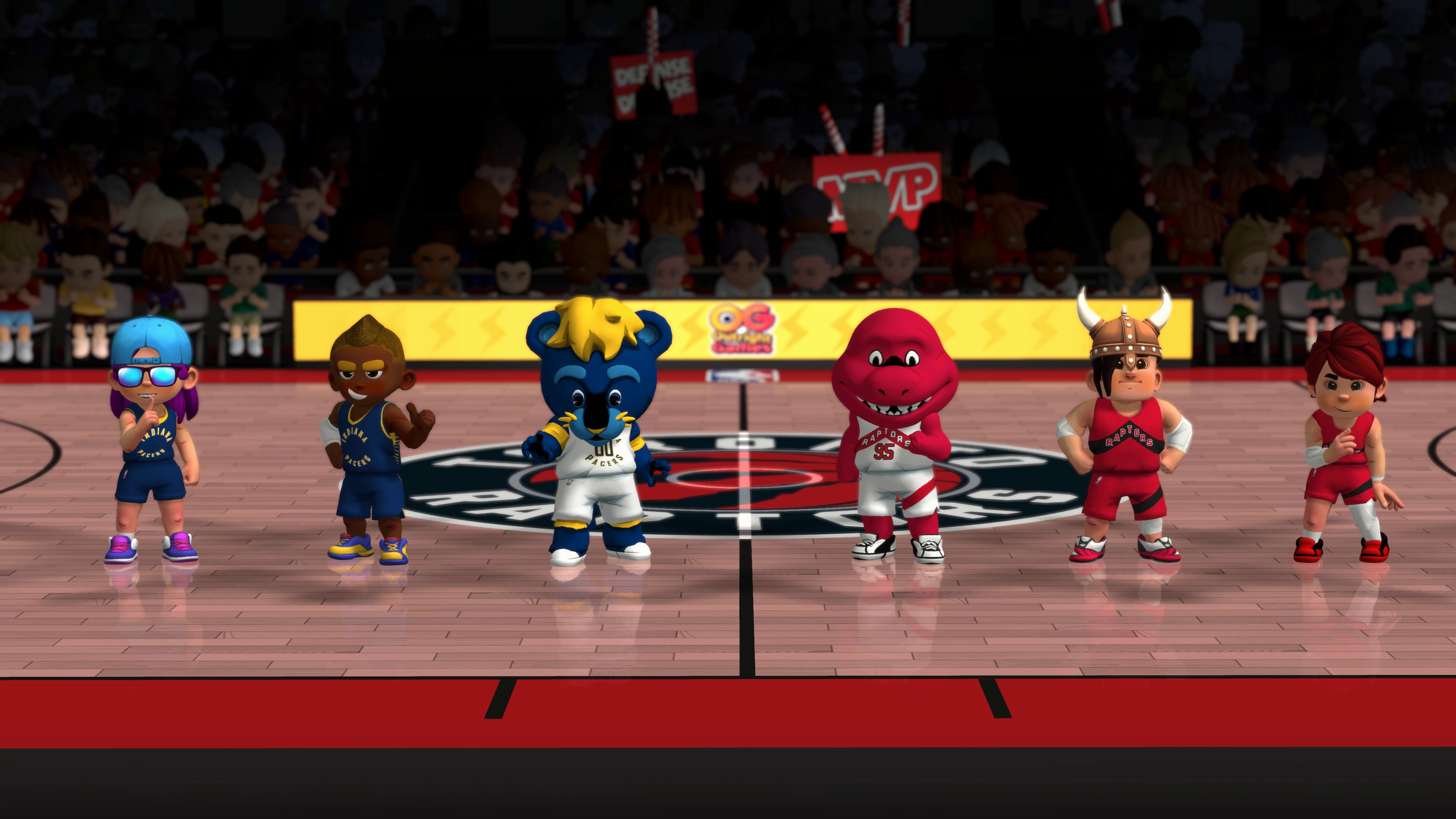 Varias mascotas de equipos de baloncesto de pie en una cancha, listos para un partido.