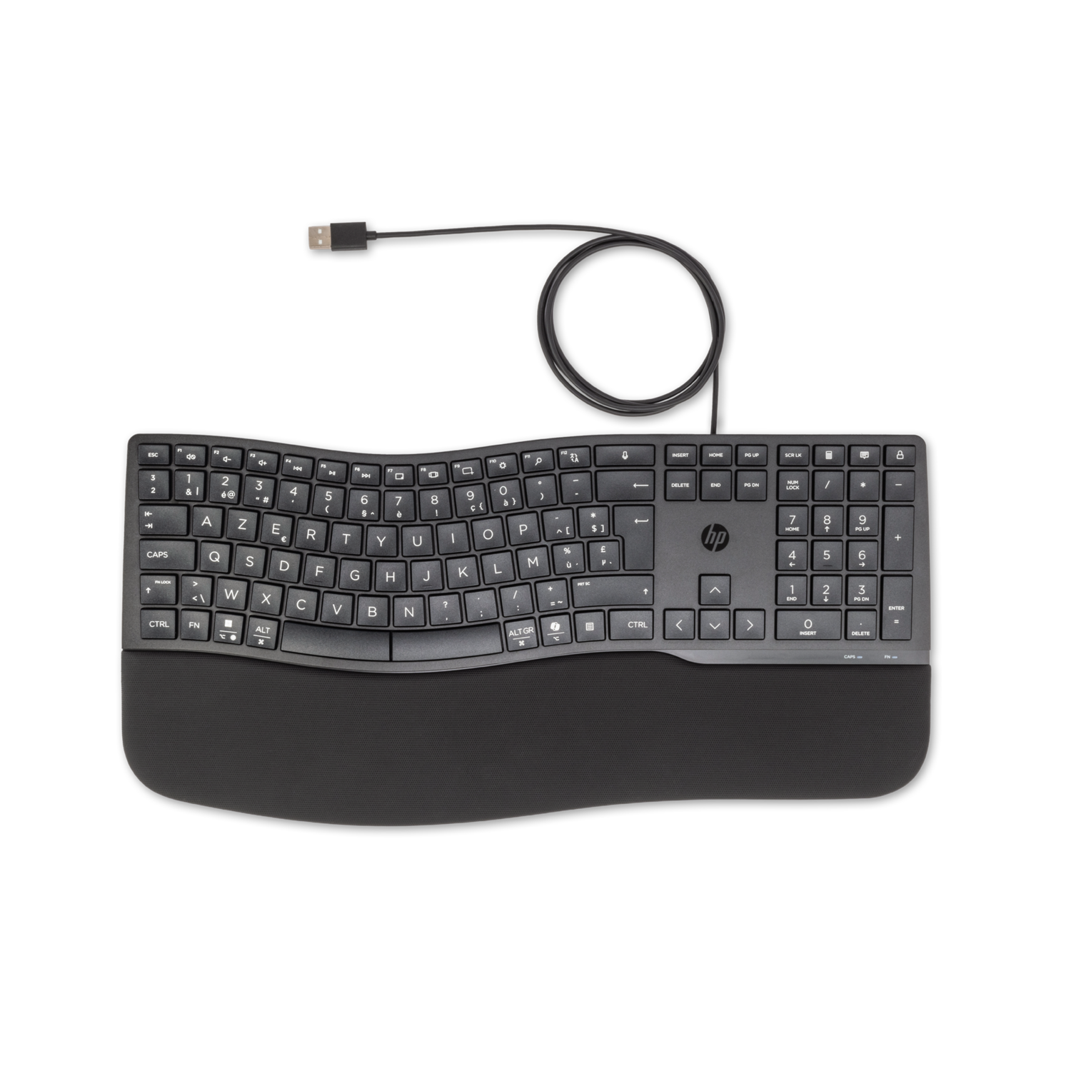 Een zwart ergonomisch toetsenbord met polssteun en een USB-kabel. Het is op een zwarte achtergrond.