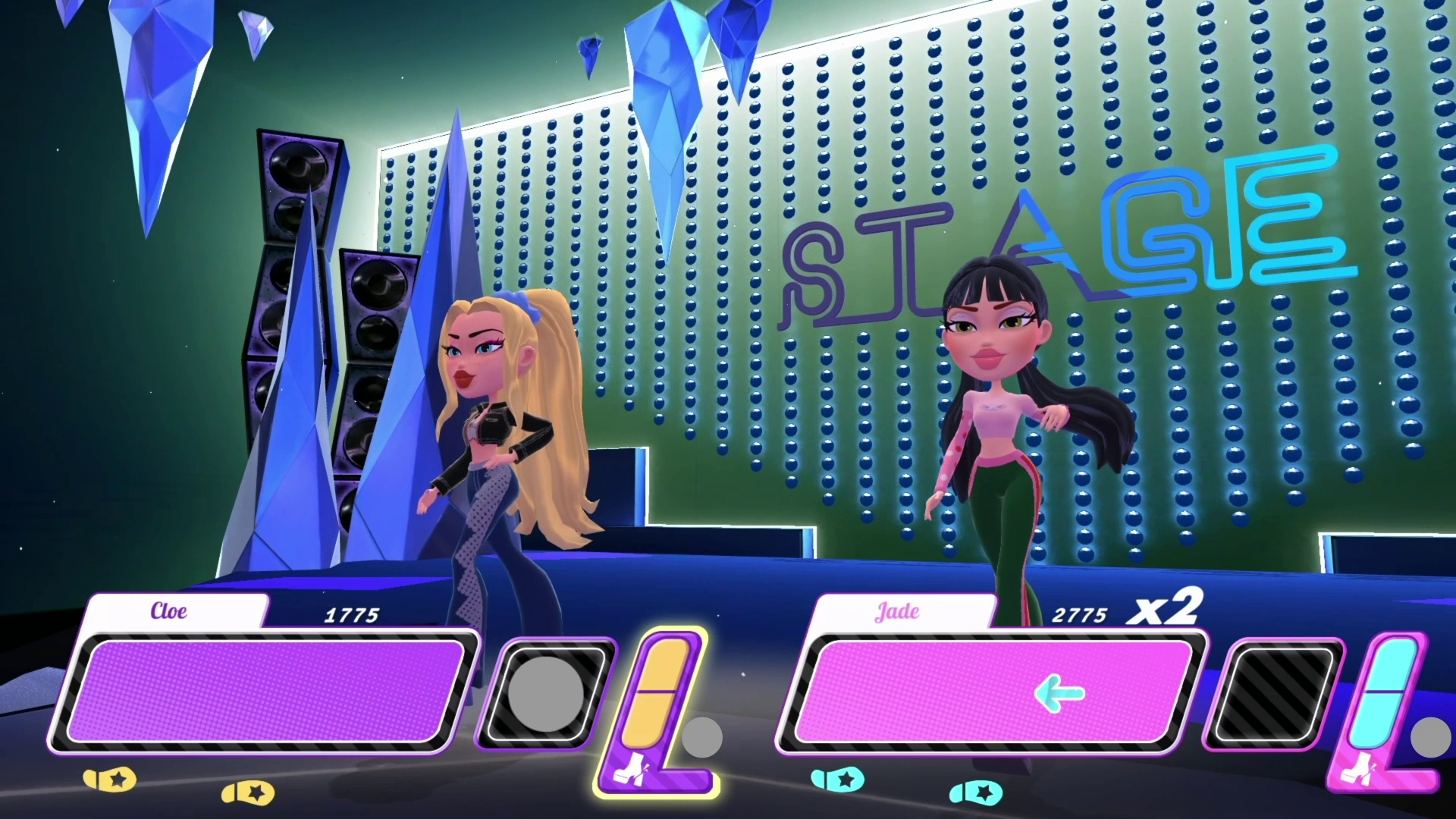 Pantalla de juego con personajes Bratz en el escenario. Dos muñecas Bratz, escenario con luces y marcadores.