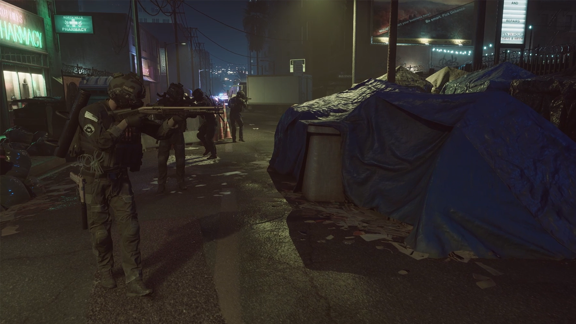 Escena nocturna: oficiales armados en una calle, tiendas de campaña y una ciudad al fondo.