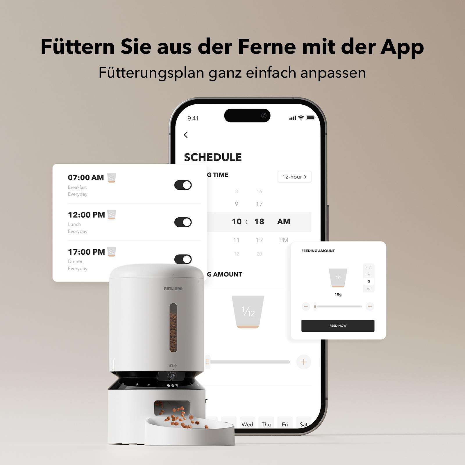 Ein Smartphone, das einen Fütterungsplan und eine Futtermenge zeigt, mit einem Futterautomaten im Hintergrund.