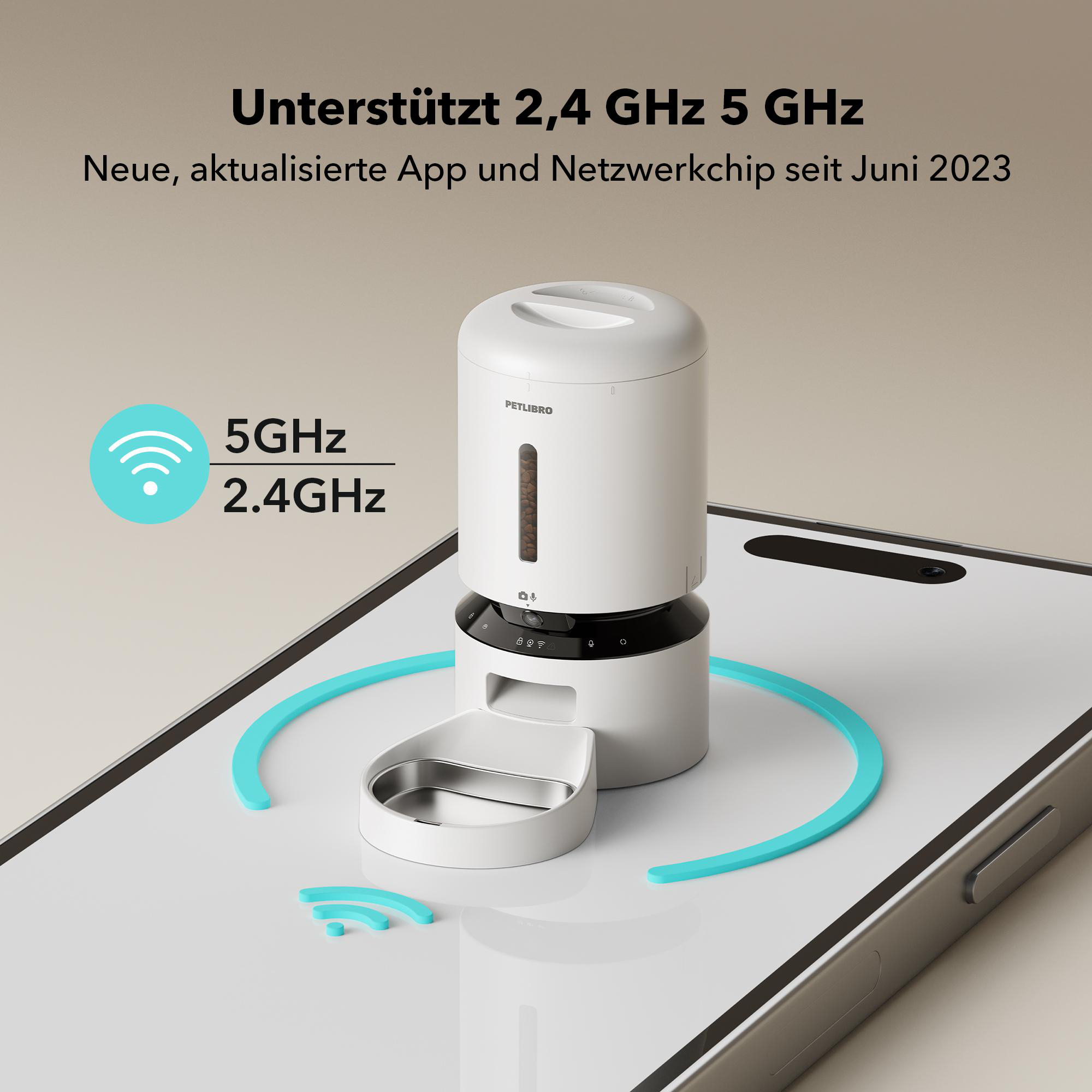 Ein Futterautomat und ein Smartphone, das die App-Oberfläche zeigt, mit WLAN-Signalen im Hintergrund.