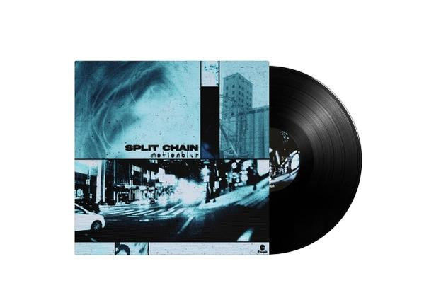 Albumcover: Blaues Bild, schwarze Schallplatte. Text: Split Chain, motionblur. Hintergrund: Stadt.