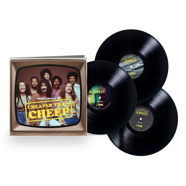 Album-Set: Box mit einem Fernsehbild einer Band und 3 schwarzen Schallplatten.