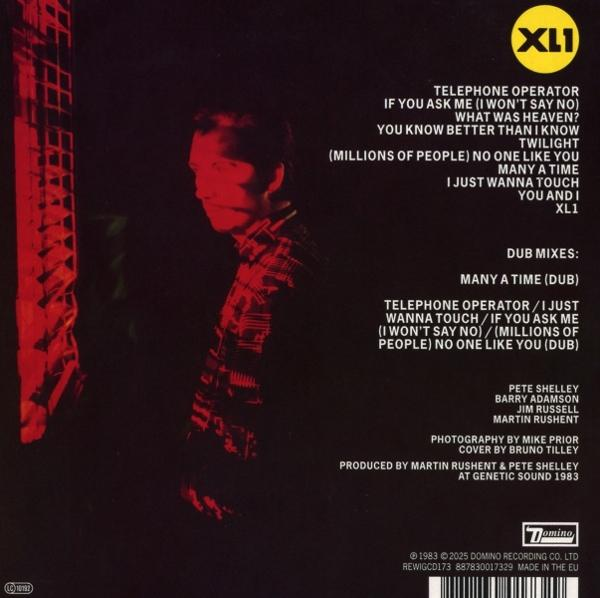Albumcover mit Songtiteln und Credits. Roter und schwarzer Hintergrund. Eine Männersilhouette.