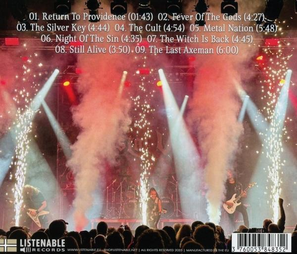 Live-Performance mit Bühnenpyrotechnik. Eine Band tritt auf der Bühne auf.