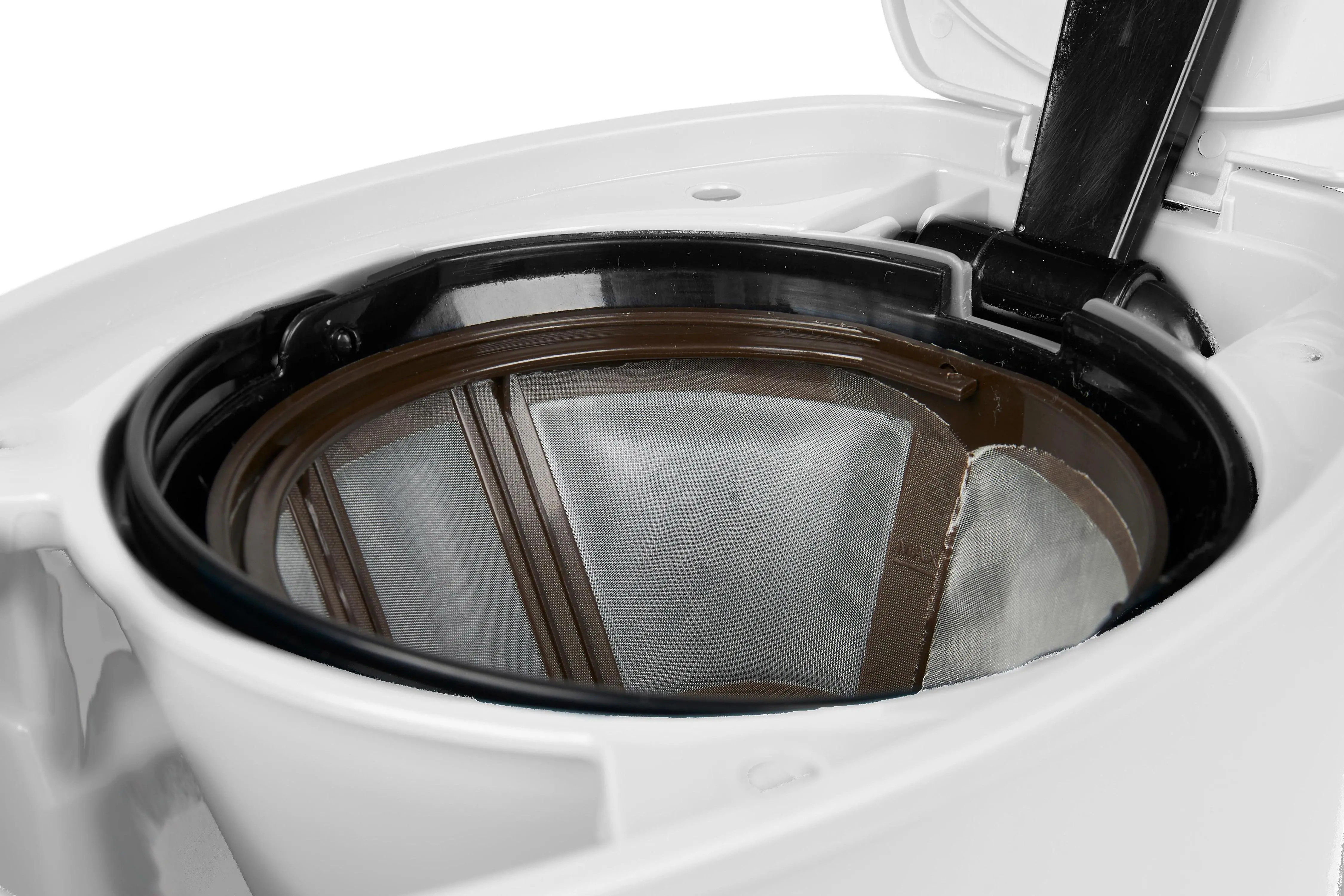 Koszyk filtra ekspresu do kawy z bliska. Biały korpus, brązowy filtr, czarny uchwyt.