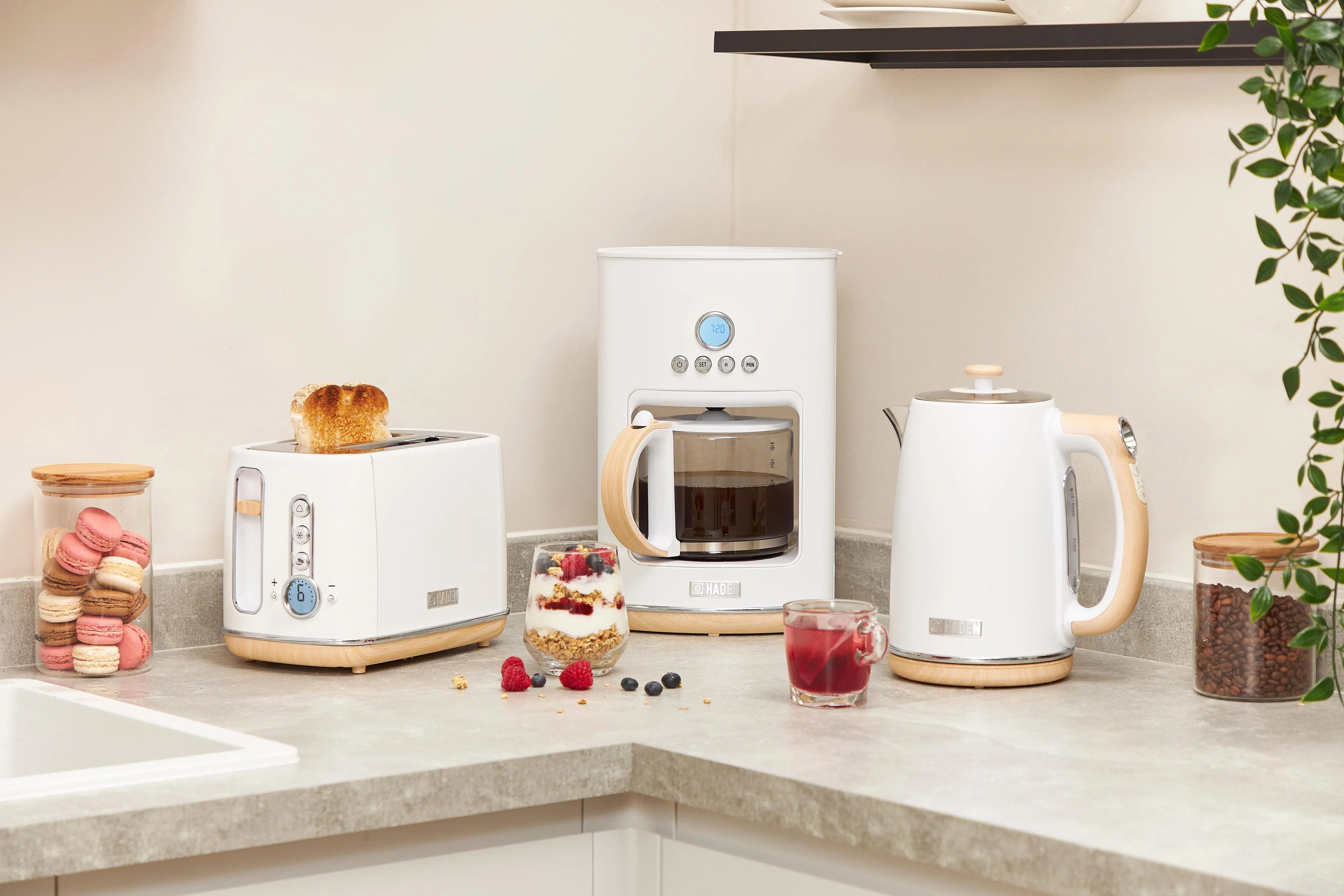 Sprzęt kuchenny i jedzenie. Toster, ekspres do kawy, czajnik i deser.