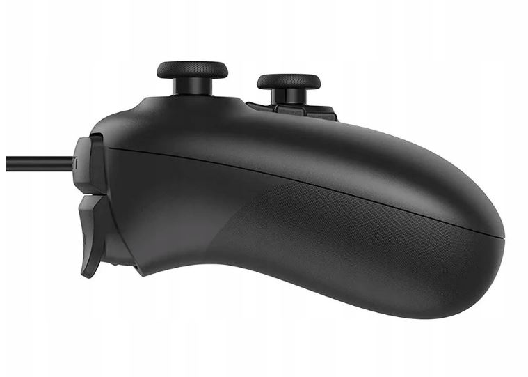 Widok z boku czarnego kontrolera do gier. Widoczne dwa joysticki i przycisk na ramieniu.