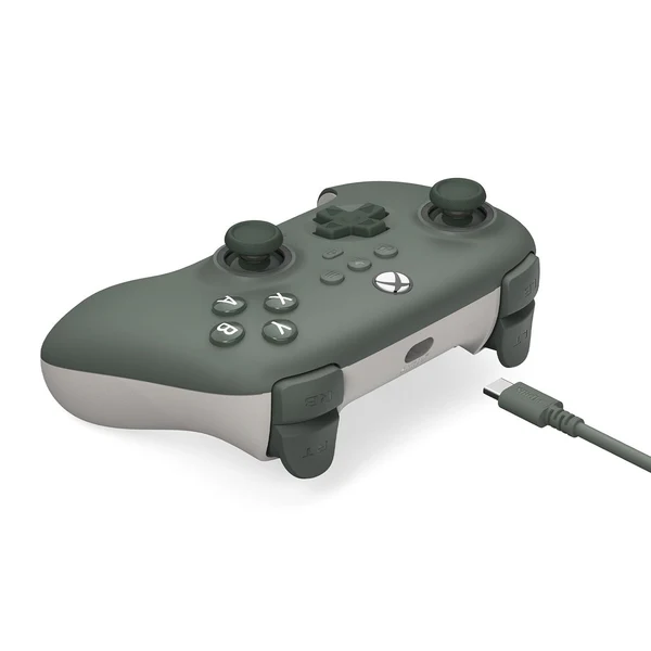 Zielony i biały kontroler Xbox z kablem USB-C. Widoczne przyciski i joysticki.