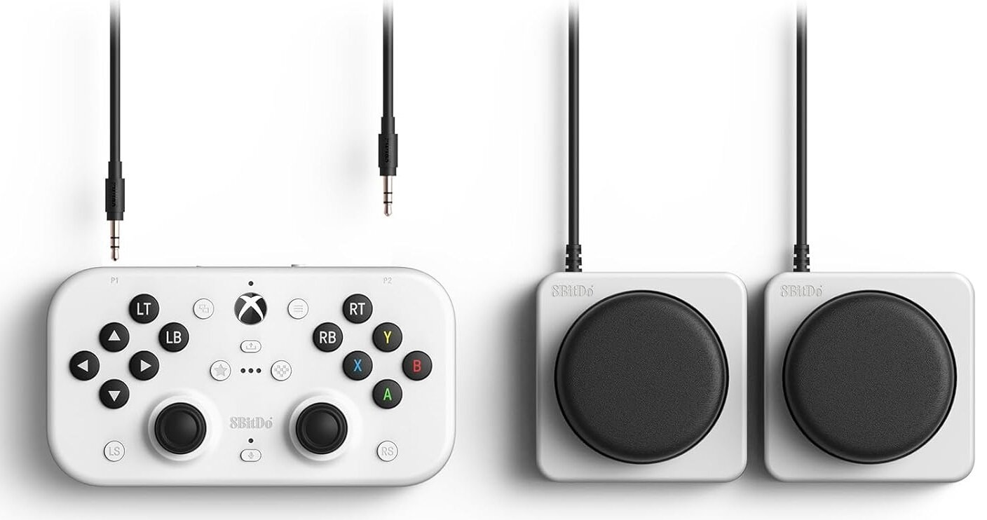 Biały kontroler z kablem USB i dwoma białymi pedałami nożnymi podłączonymi.