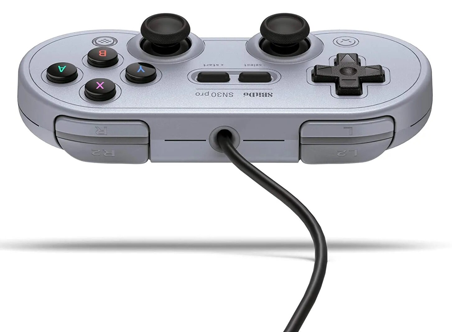 Widok z góry na srebrny kontroler SN30 Pro. Czarny kabel wychodzi od dołu.