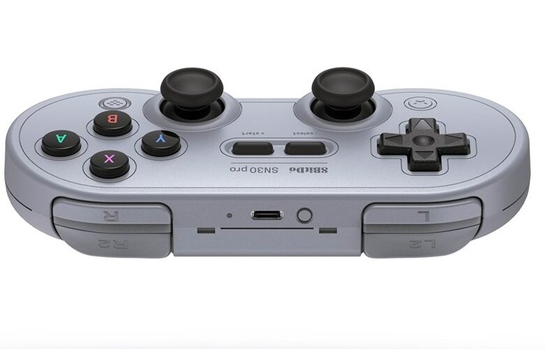 Szary kontroler SN30 Pro. Czarne joysticki i przyciski, port USB-C i tekst.