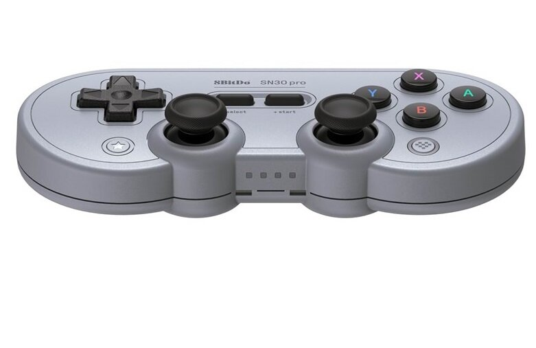 Szary kontroler SN30 Pro. Czarne joysticki i przyciski, d-pad i tekst.