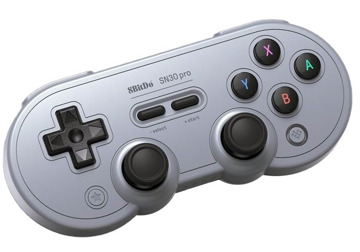 Szary kontroler SN30 Pro. Czarne joysticki i przyciski, d-pad i tekst.