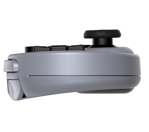 Widok z boku szarego kontrolera. Czarny joystick i przyciski, tekst i przyciski boczne.