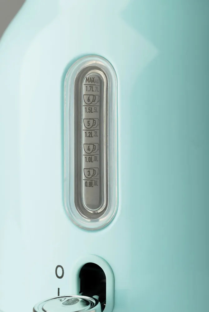 Zbliżenie wskaźnika poziomu wody na niebieskim czajniku. Wyraźne oznaczenia.