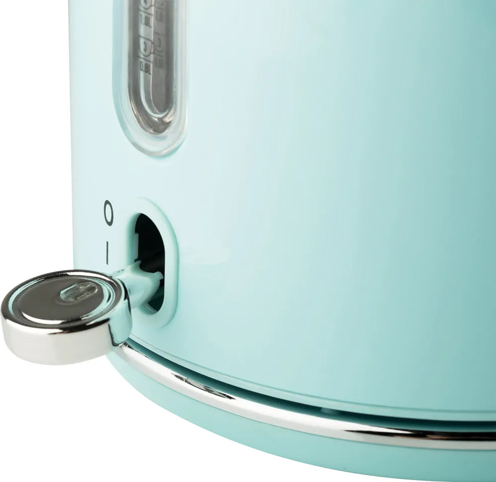 Zbliżenie włącznika/wyłącznika niebieskiego czajnika. Srebrny przełącznik i podstawa.