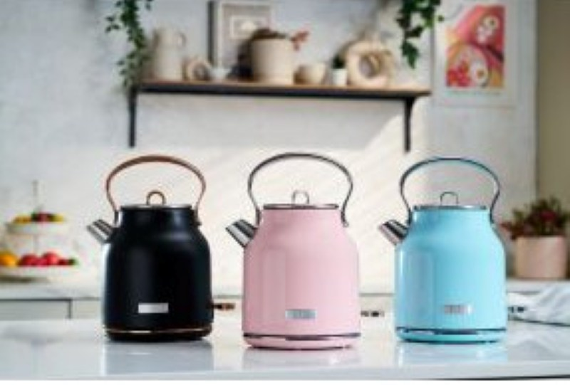 Trzy czajniki: czarny, różowy i niebieski, ustawione na blacie. Podobny design.