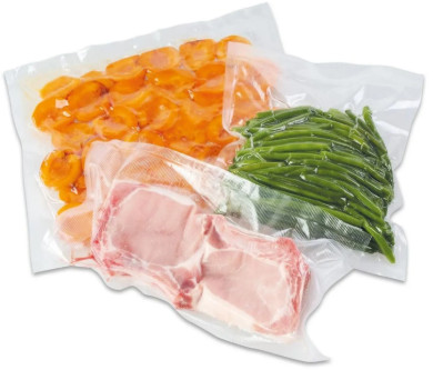 Różne zgrzewane próżniowo torby z żywnością. Zawiera plasterki marchwi, fasolki szparagowej, wieprzowiny i inne.
