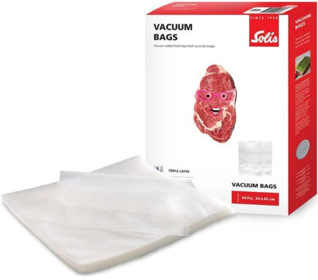 Worki próżniowe i pudełko ze zdjęciem mięsa. Worki są przezroczyste.