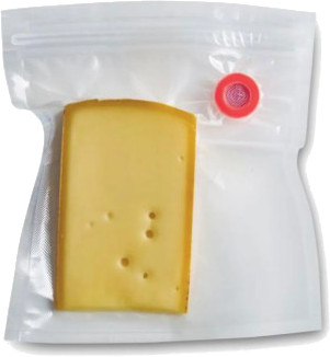 Kawałek sera wewnątrz worka próżniowego z czerwoną plombą.