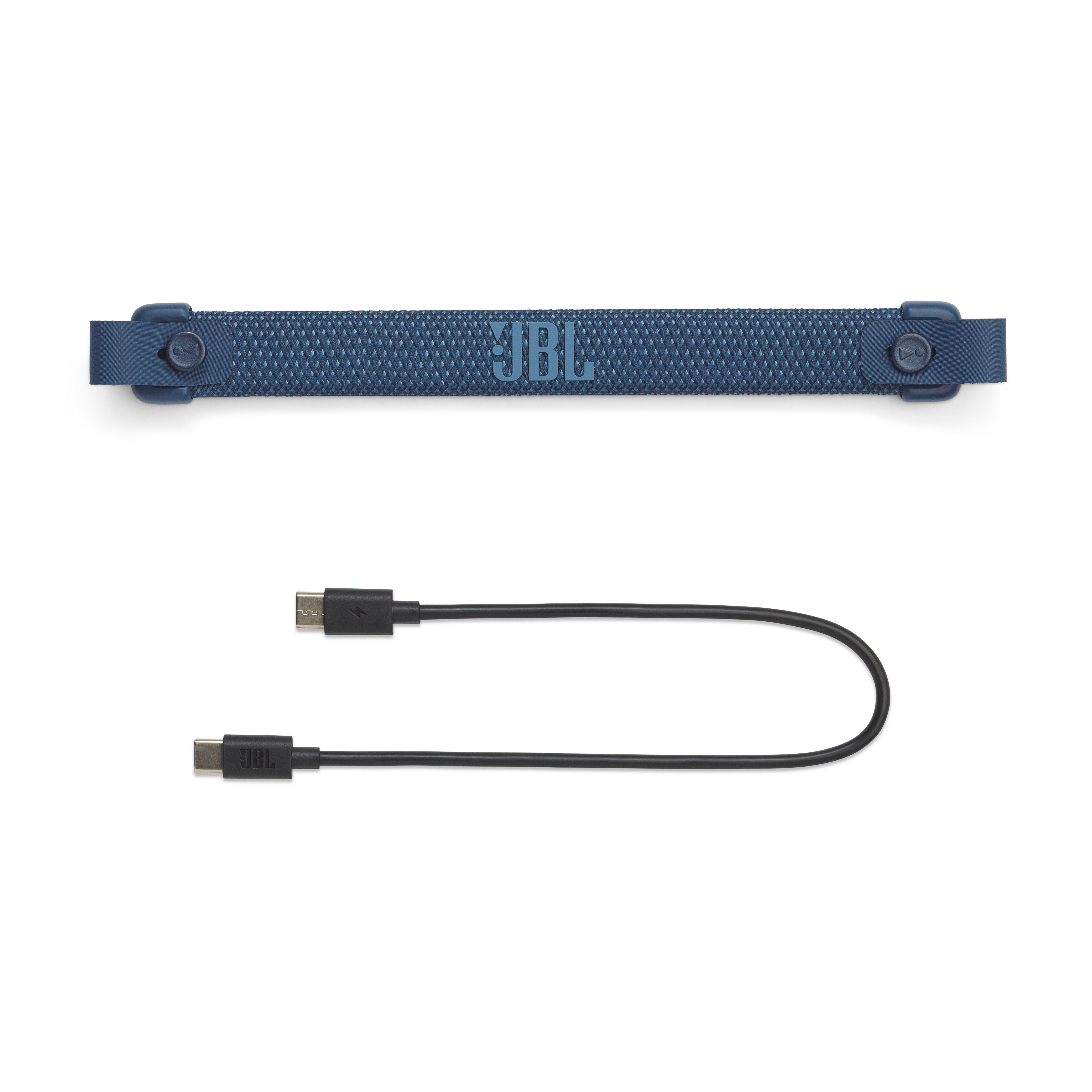 Cinturino altoparlante JBL blu e cavo di ricarica nero su bianco. Logo JBL sul cinturino.