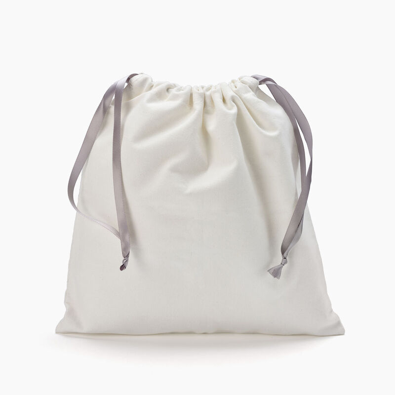 Biała materiałowa torba ze sznurkiem i szarymi wstążkami. Zamknięta u góry.