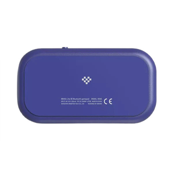 Tył fioletowego kontrolera 8BitDo Lite SE. Tekst, szczegóły modelu, znak CE.
