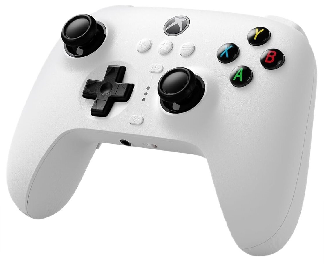 Biały kontroler do gier z czarnymi joystickami i kolorowymi przyciskami, na białym tle.