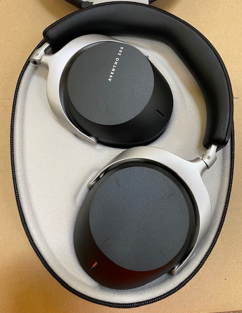 Słuchawki w etui. Srebrne i czarne słuchawki z napisem 'AVENTHO 300'.