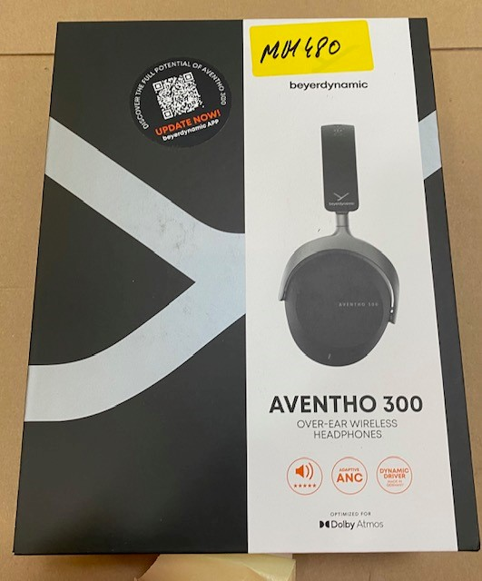 Pudełko słuchawek. Pudełko ma zdjęcie słuchawek i tekst 'AVENTHO 300'.