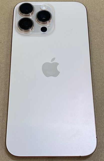 Tył białego iPhone'a. Trzy obiektywy aparatu, logo Apple i biała powierzchnia widoczne.