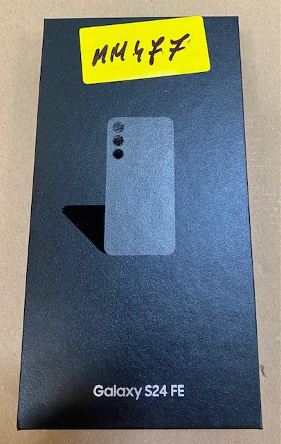 Czarne pudełko na telefon ze zdjęciem telefonu i żółtą naklejką. Tekst na pudełku to Galaxy S24 FE.