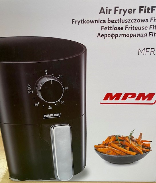 Czarne pudełko frytkownicy beztłuszczowej, z timerem, uchwytem i zdjęciem ugotowanych frytek.