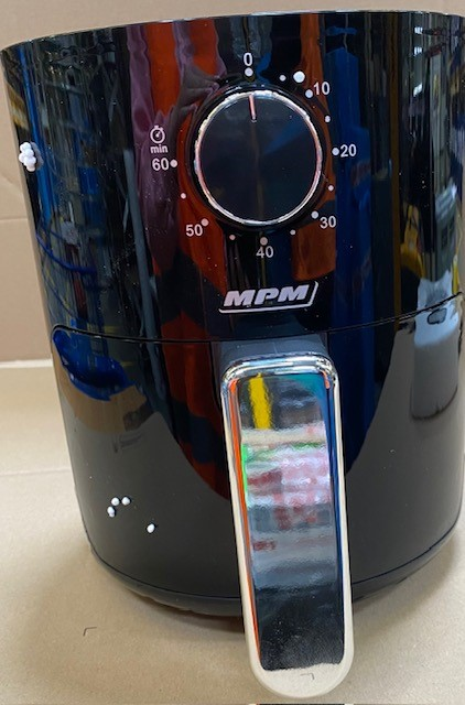 Czarna frytkownica beztłuszczowa z timerem i uchwytem, z białymi kropkami na powierzchni.