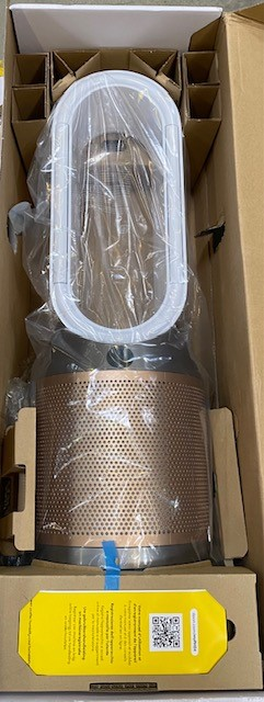 Oczyszczacz powietrza Dyson w pudełku, z przezroczystym plastikowym opakowaniem i żółtą etykietą.