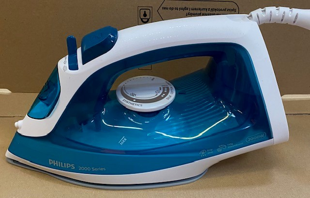 Żelazko Philips serii 2000, niebiesko-białe, na kartonie. Elementy sterujące na górze.